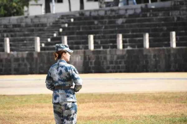 军训女生扎什么头发（女教官头发怎么扎）