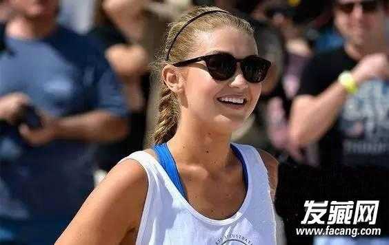 运动休闲装扎什么头发,休闲装配什么发型好看