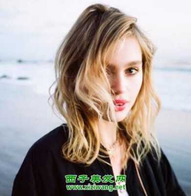 浅金色头发怎么染（染发成金黄色的方法）
