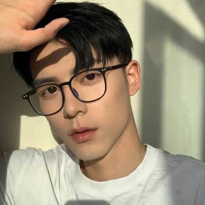 男人带什么眼镜好看（男生眼镜哪种类型最好看）