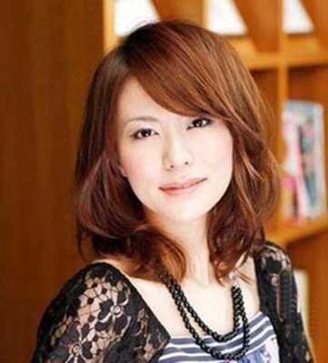 长脸妈妈适合什么发型（长脸妈妈适合什么发型女）