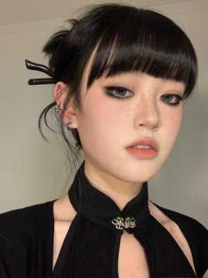 烟熏妆配什么发型（烟熏妆配什么发型好看）