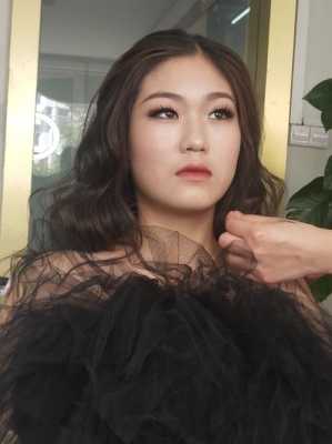 烟熏妆配什么发型（烟熏妆配什么发型好看）