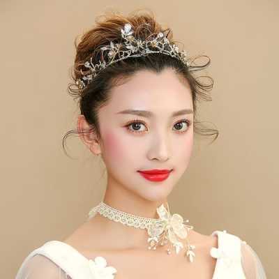 新娘盘头用什么鲜花（新娘盘头时，大皇冠是正着戴还是偏着戴）