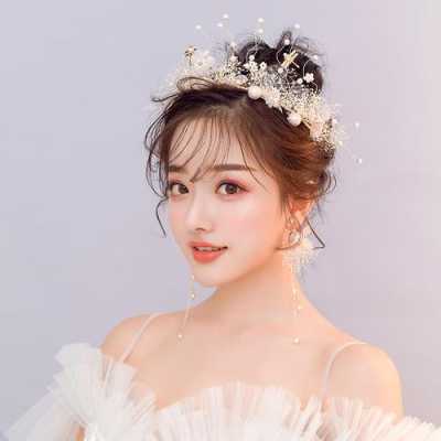 新娘盘头用什么鲜花（新娘盘头时，大皇冠是正着戴还是偏着戴）