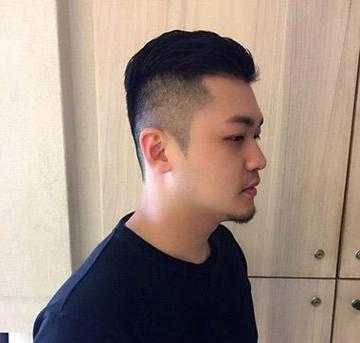 秃额角适合什么发型（男生额角秃留什么发型）