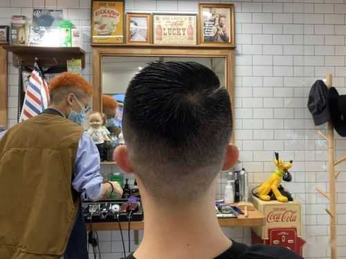 男生怎么给自己剪头发（男生怎么自己给自己剪头发我也想去理发店啊问）