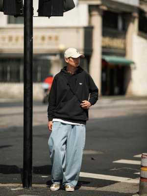 男卫衣怎么搭配图片（男卫衣怎样搭配才好看）