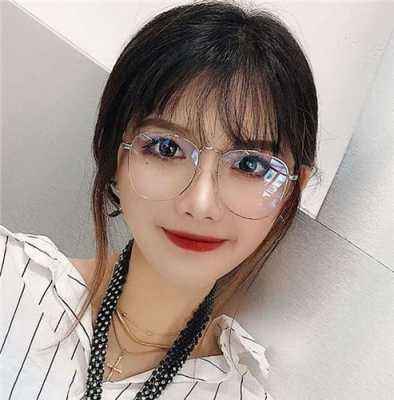 巴掌脸适合什么眼镜（巴掌小脸女生戴眼镜适合什么刘海）