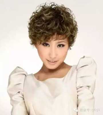 短发怎么烫显脸小（女生短发烫发发型，朋克爆炸头短卷发如何打理）