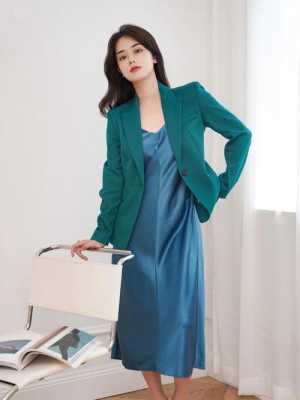 闷青色适合什么衣服（闷青色适合什么衣服穿）