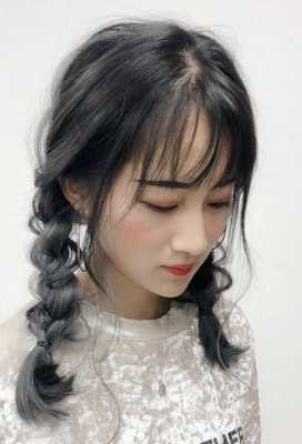 一个辫子怎么扎好看（扎一个辫子怎么扎）