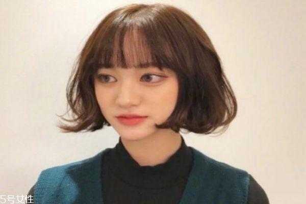 额头太平适合什么发型（我的额头感觉太平了，该用什么发型）