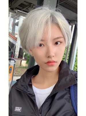 染纯白色头发怎么染（染纯白色头发怎么染好看）