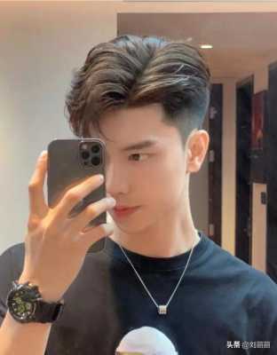 男生怎么给自己吹头发（男生烫了头发怎么吹，我吹的发型是三七分，但是自己在家吹老是把头发吹直了，应该注意什么）