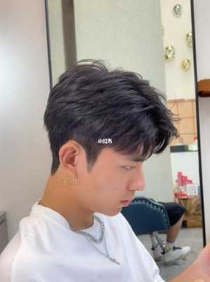 男生怎么给自己吹头发（男生烫了头发怎么吹，我吹的发型是三七分，但是自己在家吹老是把头发吹直了，应该注意什么）