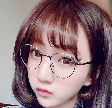 长圆形脸适合什么刘海（女生戴眼镜，圆型脸，留刘海还是不留好啊）