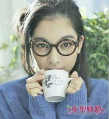 长圆形脸适合什么刘海（女生戴眼镜，圆型脸，留刘海还是不留好啊）