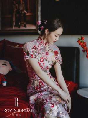 穿旗袍配什么发型图片（新中式旗袍配什么发型）