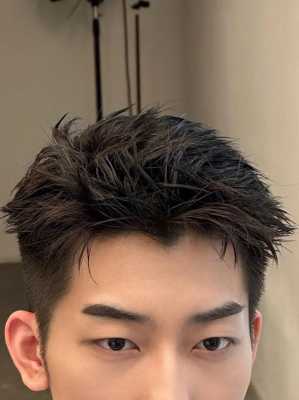 小圆脸适合什么发型男（小圆脸适合什么发型男生）