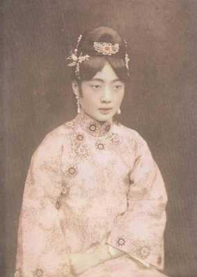 清朝头发怎么梳（清朝妃子头发怎么梳）