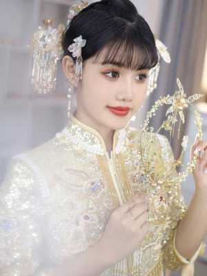 圆脸穿旗袍配什么发型（50岁穿旗袍圆脸适合戴什么耳环）