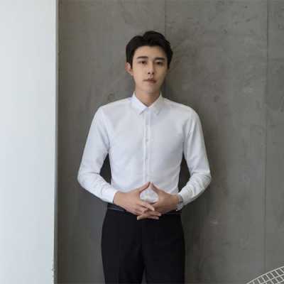 男士白衬衫搭配什么外套（冬季内搭衬衫外套穿什么男）