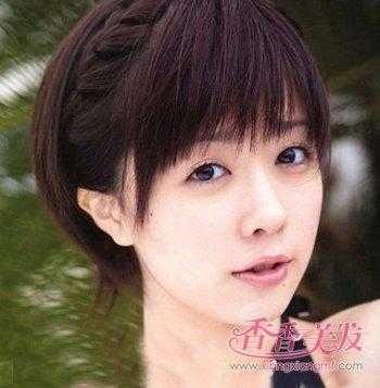女孩碎发太多什么发型（碎发多的女孩怎么扎头发）