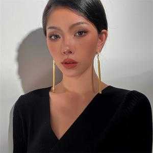 脸长的人带什么耳环（长脸型的人适合戴什么样的耳环）