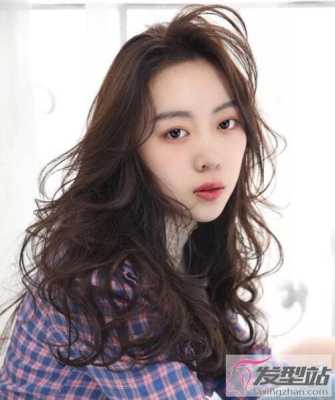 女生天生卷发适合什么发型（为什么有些人天生卷发）