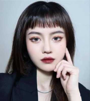 刘海在眉毛上面怎么弄好看,眉上刘海怎么搭配衣服