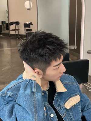 男生头大的人适合什么发型（头比较大的男子适合什么发型）