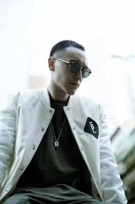 长脸有肉适合什么发型（长脸有肉适合什么发型男）