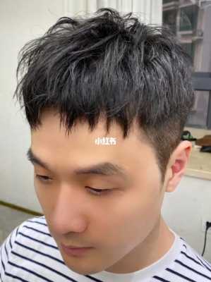 男士前秃适合什么发型（男士前秃适合什么发型视频）