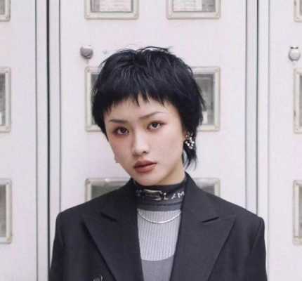 狗啃刘海配什么发型（狗啃刘海配什么发型图片）