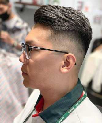 四十岁的男人留什么发型,40岁男人留什么发型好看