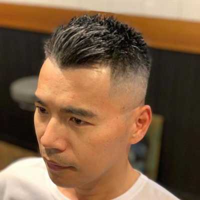 四十岁的男人留什么发型,40岁男人留什么发型好看
