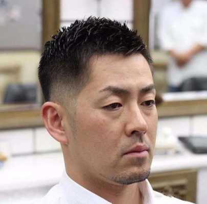四十岁的男人留什么发型,40岁男人留什么发型好看