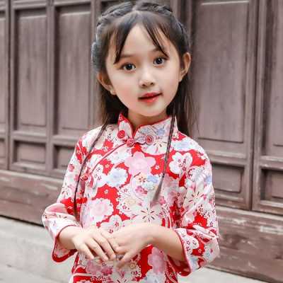女童穿旗袍配什么发型（小女孩穿旗袍配什么发型）