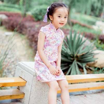 女童穿旗袍配什么发型（小女孩穿旗袍配什么发型）