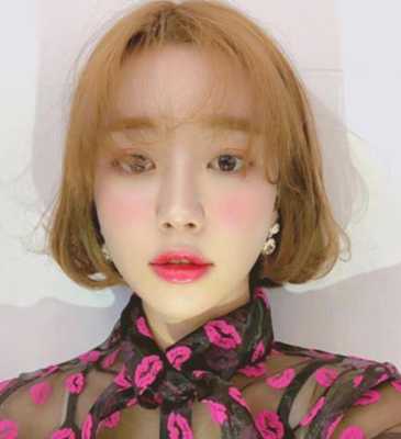 短头发染什么颜色好（短头发染什么颜色好看 女生）
