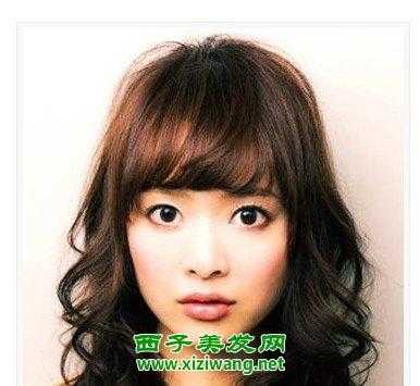 刘海自然卷，额头高，圆脸，留什么发型好,自来卷圆脸剪什么发型好看