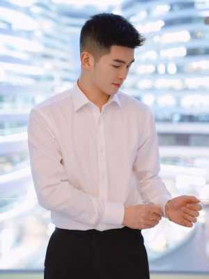 男士穿衬衣配什么外套（男士穿衬衣配什么外套好看）