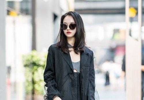 披肩发什么颜色好看（披肩穿搭法）