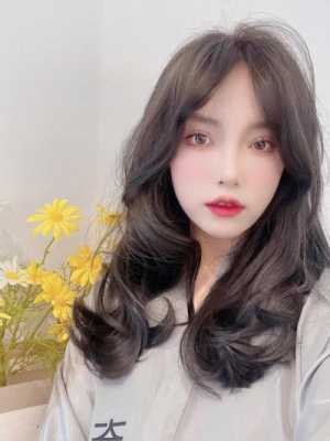 女人留什么发型显年轻（58岁染什么颜色的头发显年轻）