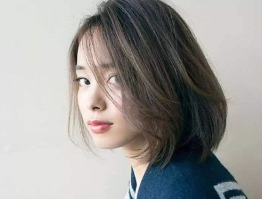 女人留什么发型显年轻（58岁染什么颜色的头发显年轻）