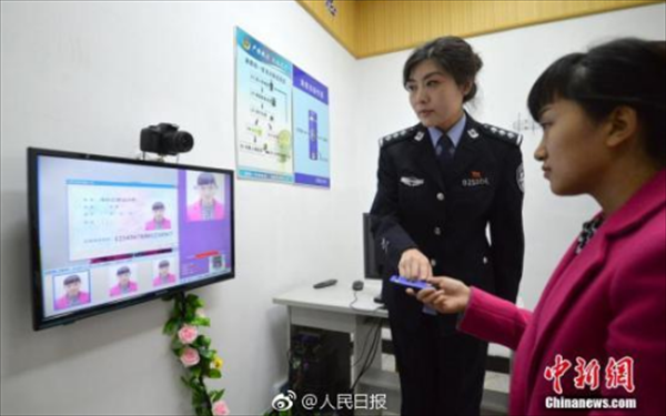 圆脸怎么绑头发好看（圆脸身份证证件照怎么扎头发）