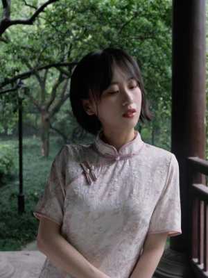 短发穿旗袍配什么发型（穿旗袍配什么发型短发）