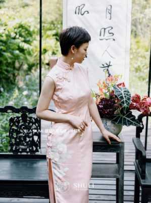 短发穿旗袍配什么发型（穿旗袍配什么发型短发）