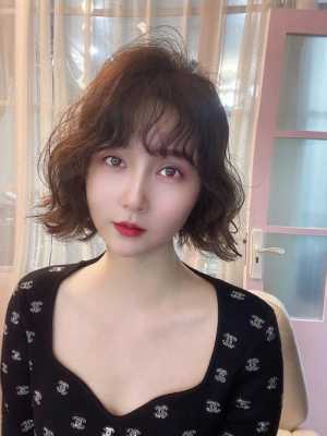 短发染什么颜色减龄又好看,短发烫发染什么颜色好看